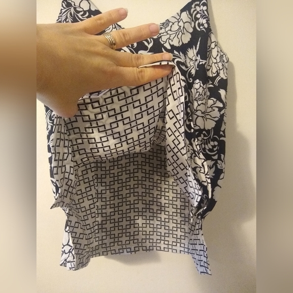 Express 2 in 1 Sleeveless cami black and white reversible prints Size XS - Picture 4 of 8